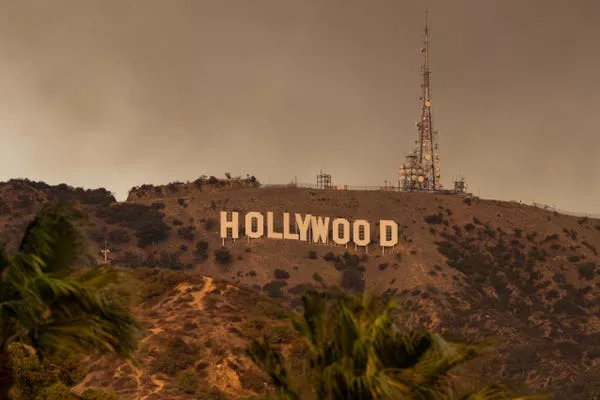 El letrero de Hollywood rodeado de humo