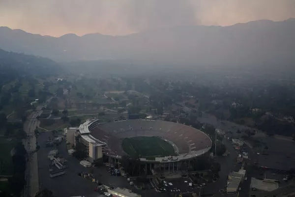 El Rose Bowl cubierto de humo