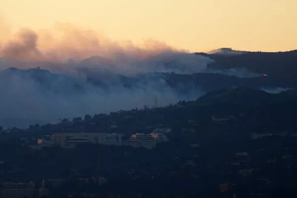 Fuego y humo detrás del Getty Center