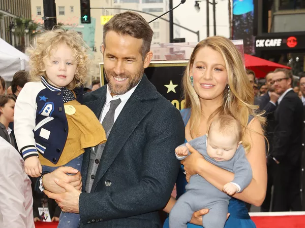 Ryan Reynolds y Blake Lively con sus dos hijas mayores.