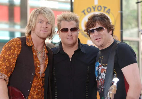 Rascal Flatts en 2006. Gary LeVox, el vocalista principal, confirmó en Instagram que actuará con la banda en el baile inaugural.