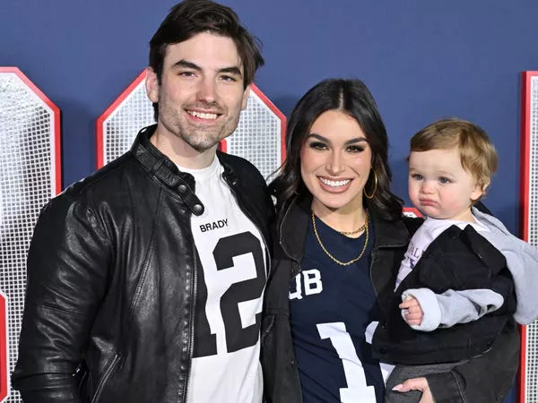 Jared Haibon, Ashley Iaconetti, y su hijo Dawson en enero de 2023