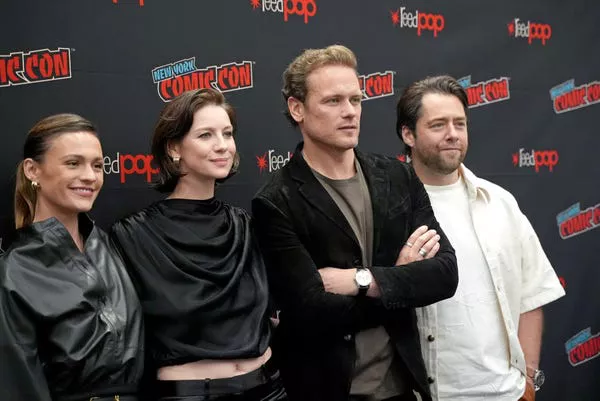 Sophie Skelton, Caitríona Balfe, Sam Heughan, y Richard Rankin