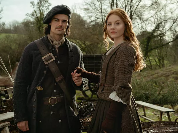 Brian Fraser (Jamie Roy) y Ellen MacKenzie (Harriet Slater) en 'Outlander: Blood of My Blood.'