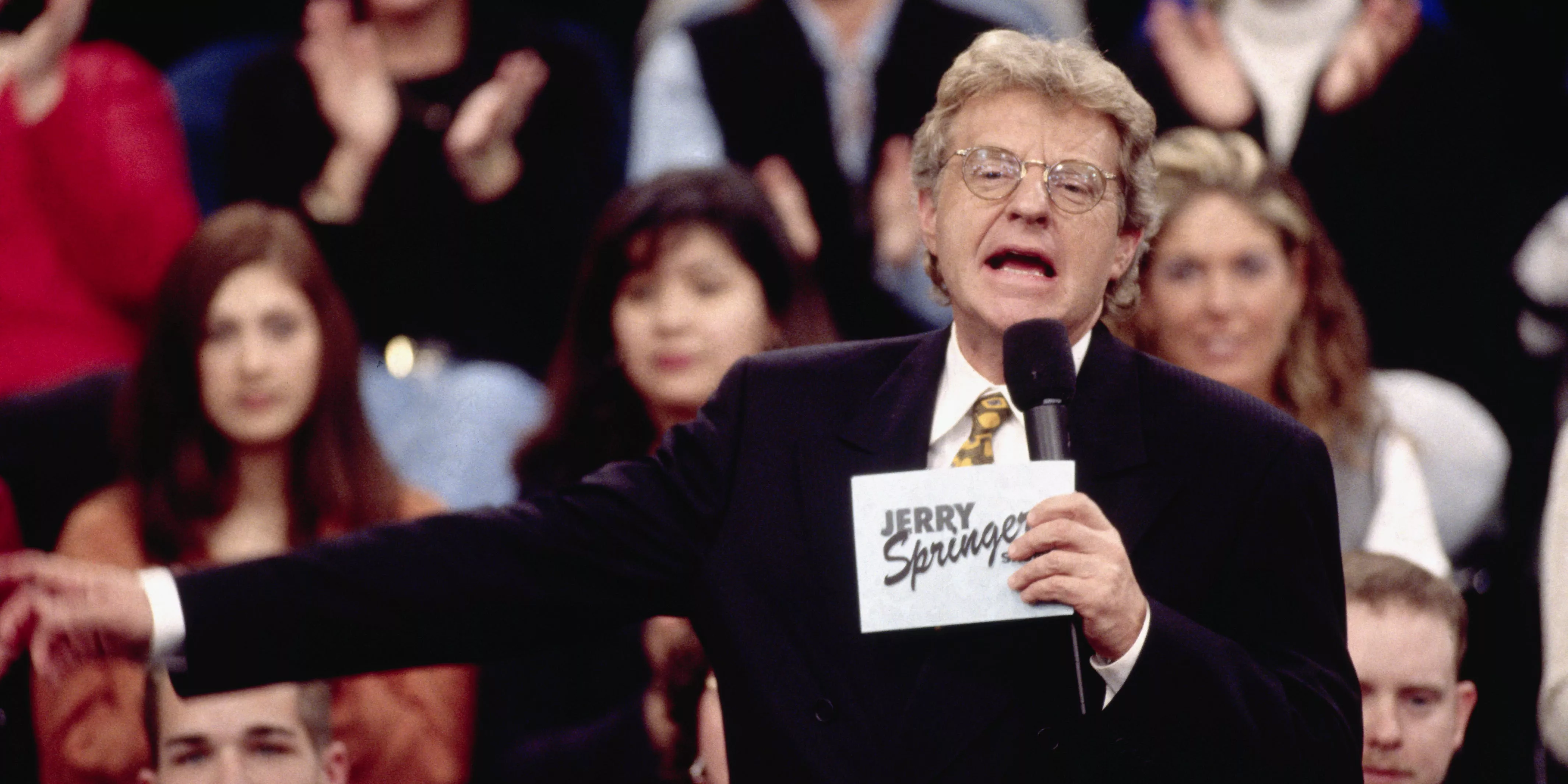 Productores del 'Jerry Springer' recuerdan cómo manipularon a los invitados para crear drama: 'Esto fue básicamente el Experimento de la Prisión de Stanford'