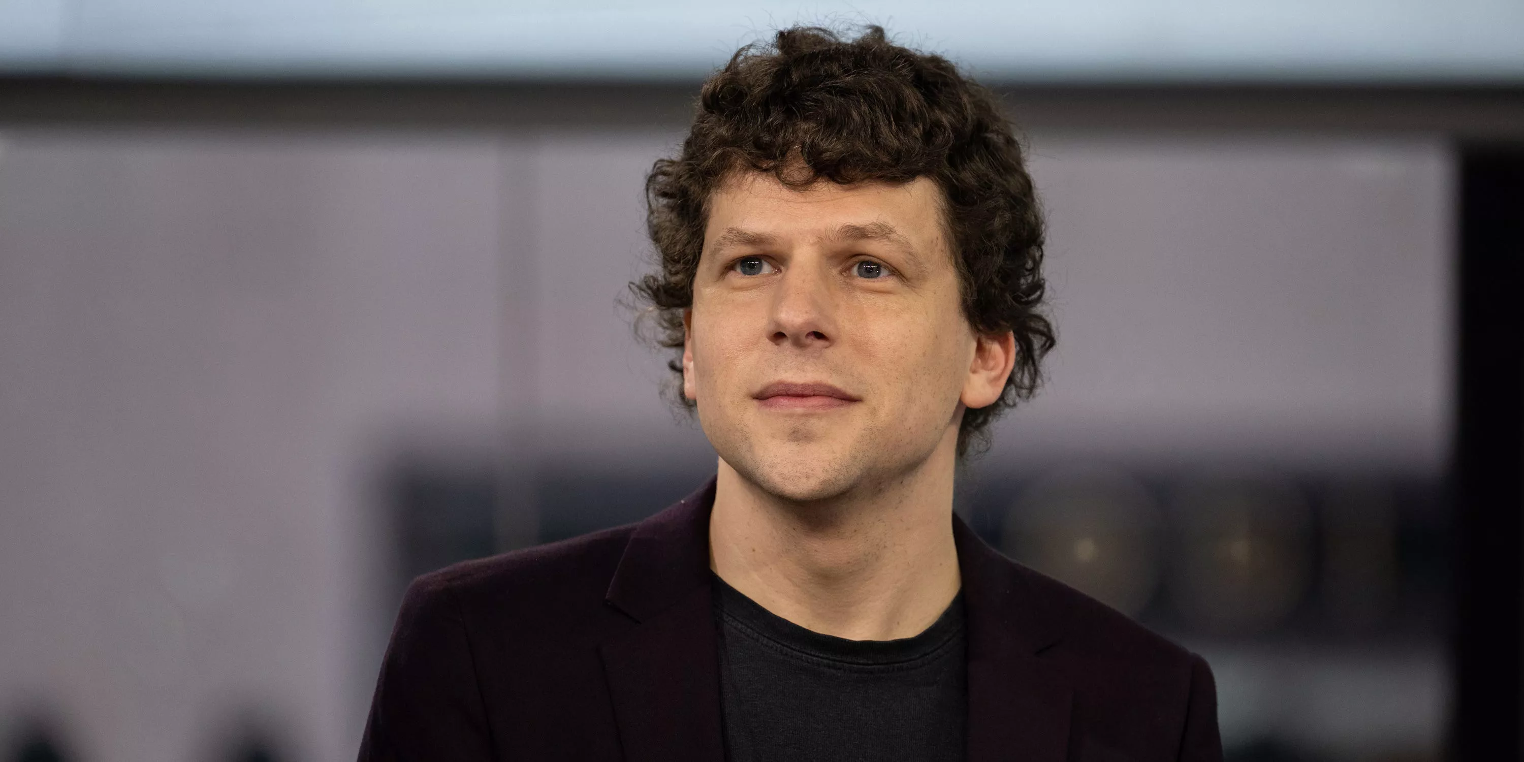 Jesse Eisenberg critica a los líderes tecnológicos 'ricos y poderosos' por involucrarse en política en lugar de 'hacer cosas buenas por el mundo'