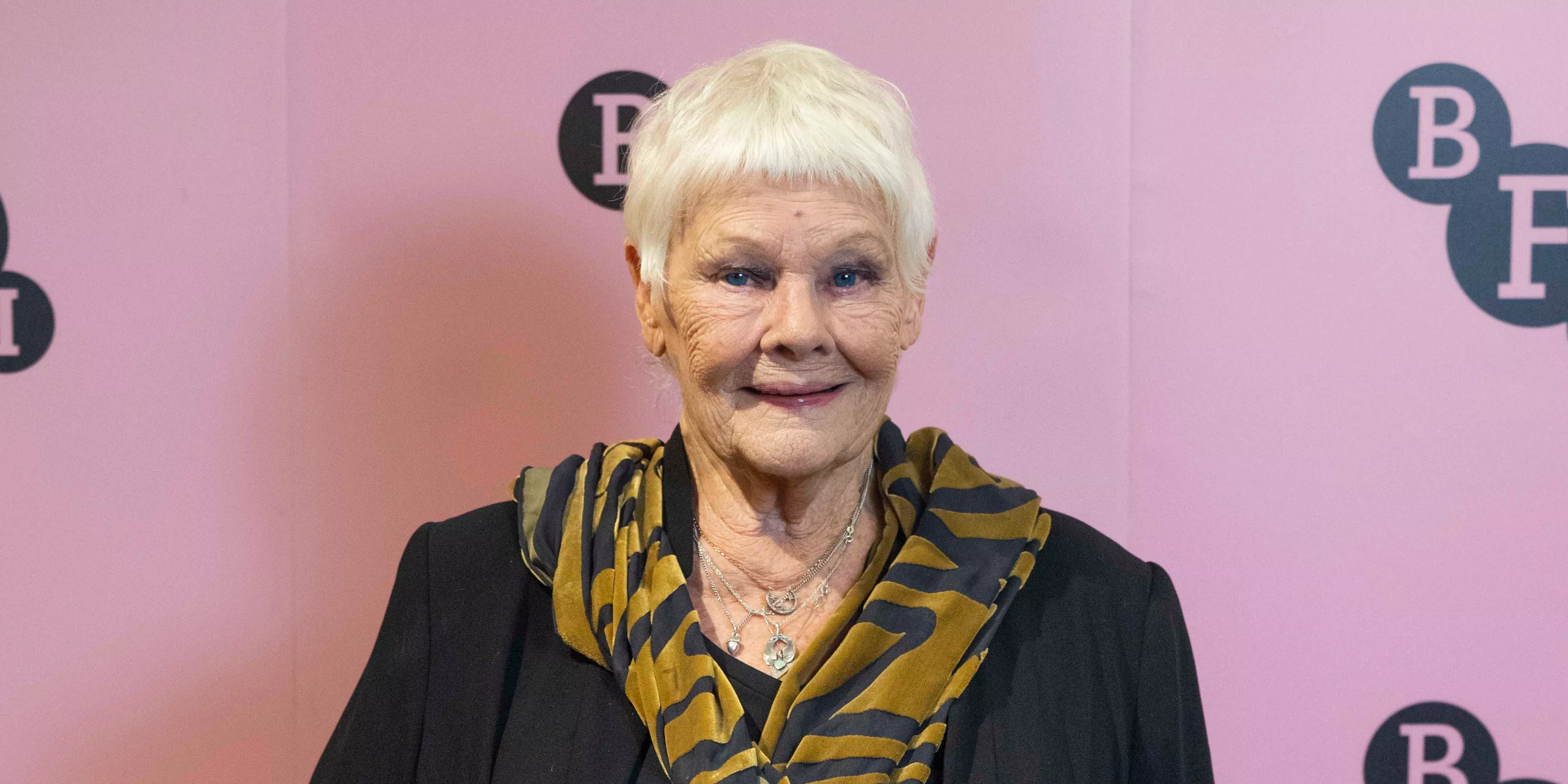 Judi Dench, 90, dice que nunca ha sido buena en salir sola