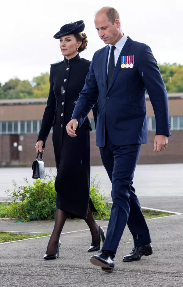 Kate Middleton y el Príncipe William conocen a las tropas que participaron en el funeral de estado de la Reina Isabel II en septiembre de 2022. JONATHAN BUCKMASTER/POOL/AFP