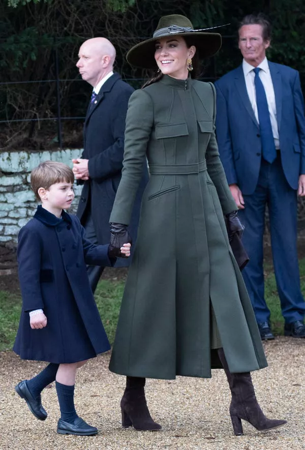 El Príncipe Louis y Kate Middleton asisten al servicio del Día de Navidad en la iglesia de Santa María Magdalena en diciembre de 2022. Mark Cuthbert/UK Press