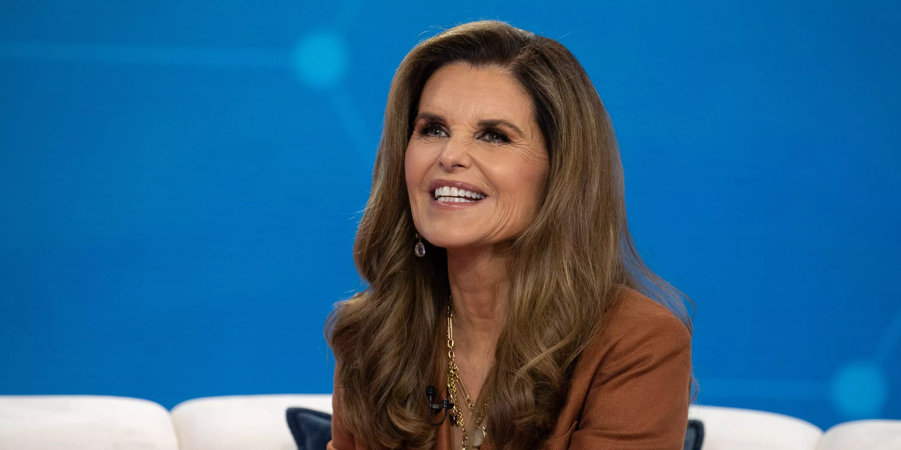 Maria Shriver explica por qué hizo que sus hijos se pusieran de pie cada vez que ella entraba a una habitación