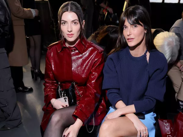 Kyra Kennedy y Leia Sfez asisten al desfile de moda de Gucci