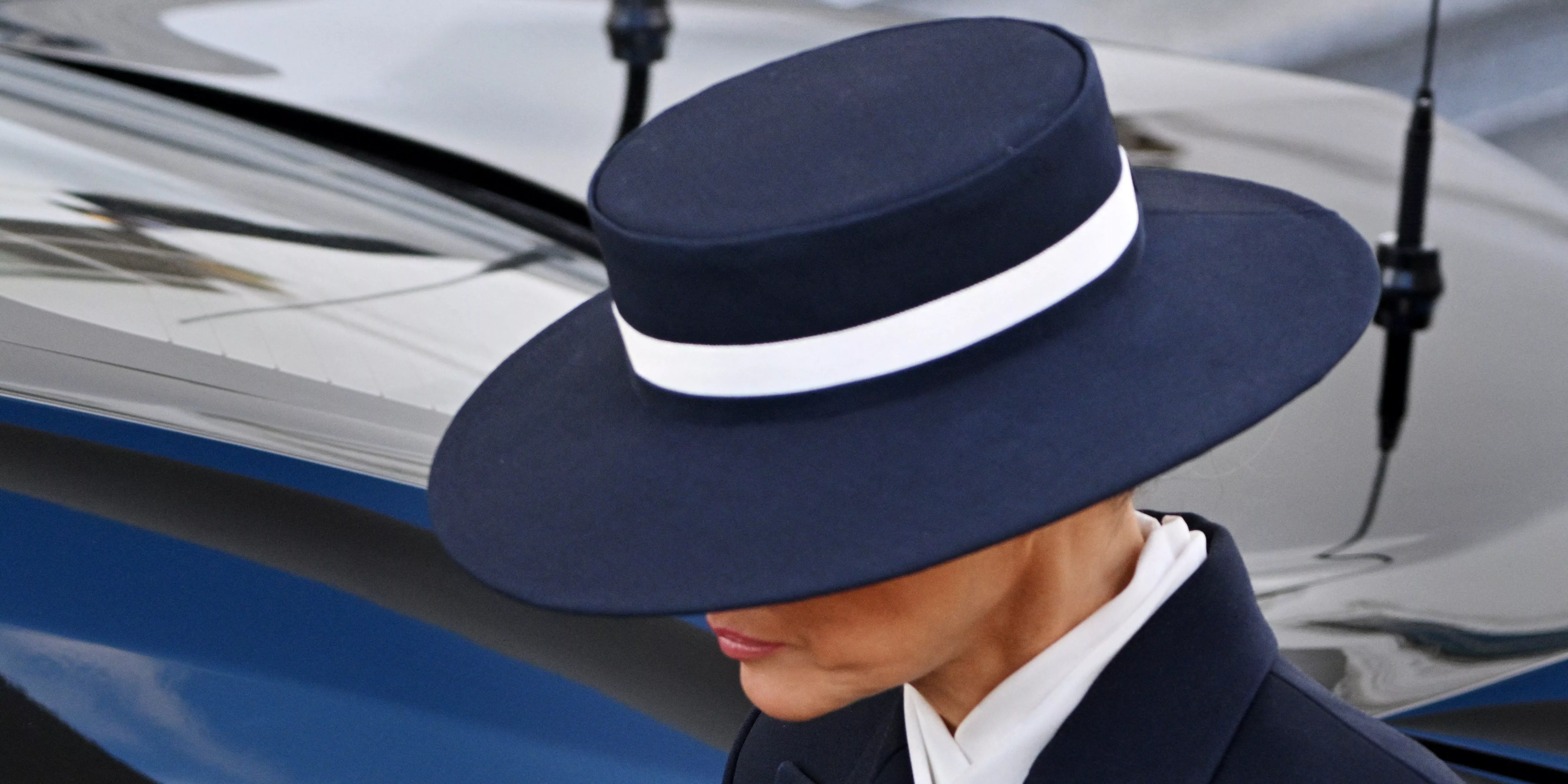 Melania Trump llama la atención con un llamativo sombrero de diseñador en el Día de la Inauguración