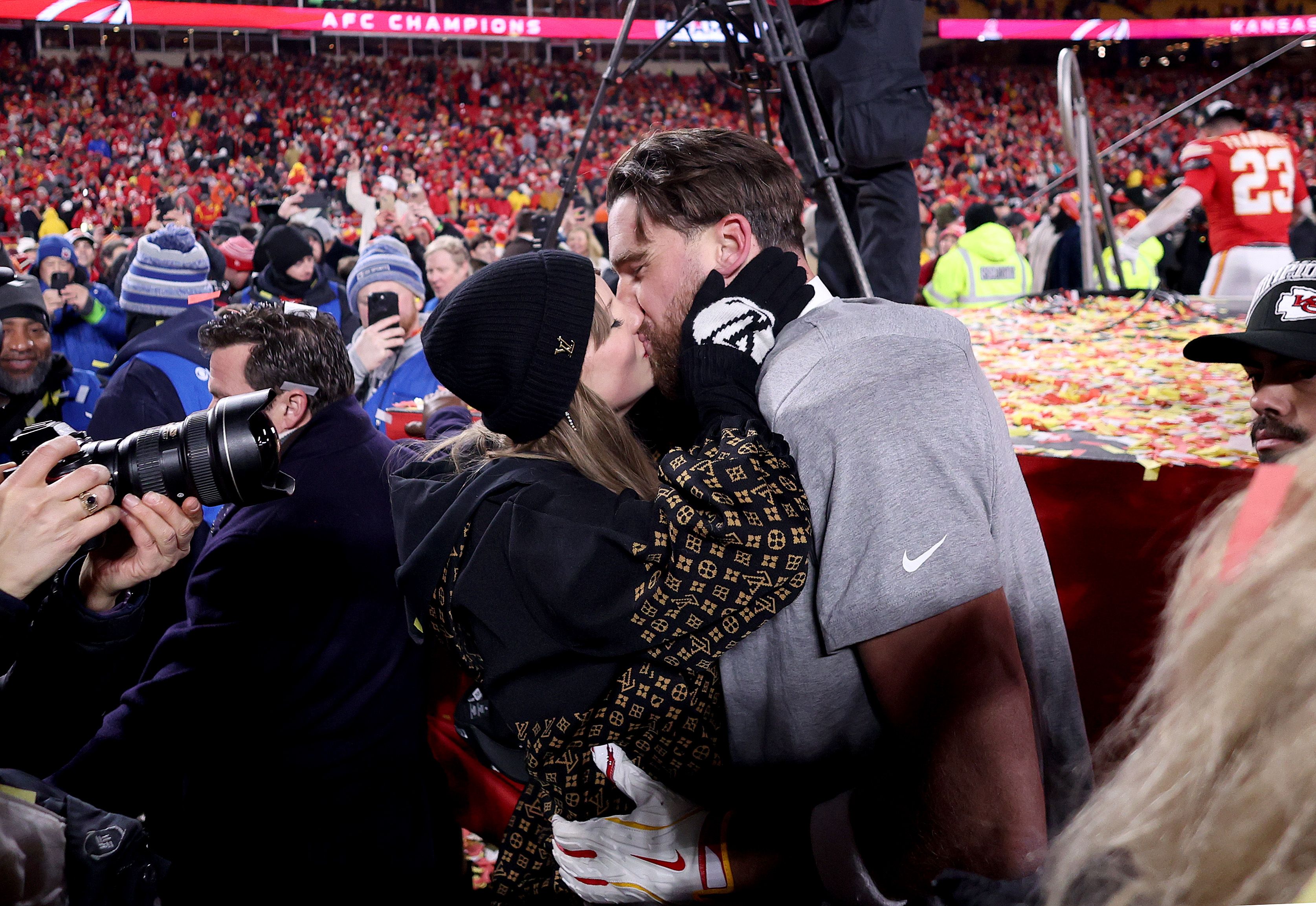 Taylor Swift y Travis Kelce se besan después de que los Chiefs vencen a los Bills