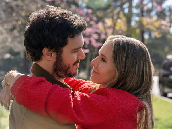 Adam Brody y Kristen Bell como Noah y Joanne en 'Nobody Wants This.'