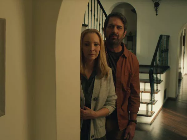 Lisa Kudrow como Lydia y Ray Romano como Paul en 'No Good Deed.'