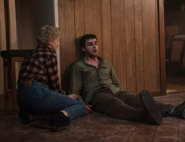 Julia Garner como Charlotte y Christopher Abbott como Blake en 'Wolf Man'. Universal Pictures