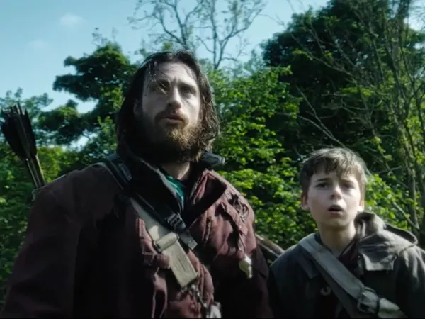 Aaron Taylor Johnson y Alfie Williams en '28 Years Later'. Sony Pictures Releasing