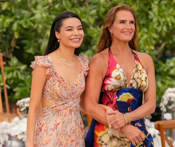 Miranda Cosgrove y Brooke Shields en 'Madre de la Novia'. Netflix