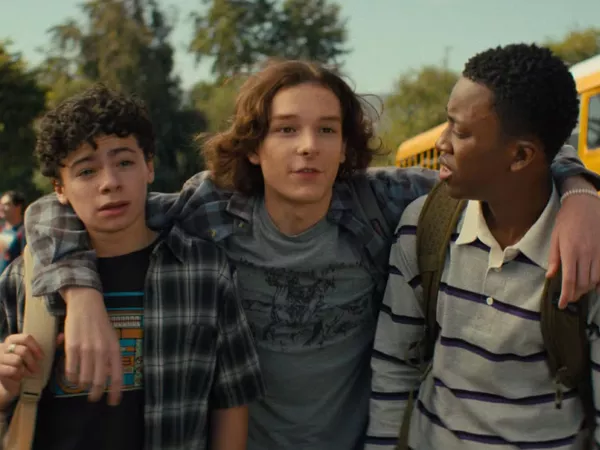 Mason Thames, Ramon Reed, y Raphael Alejandro en 'Incoming'. Netflix