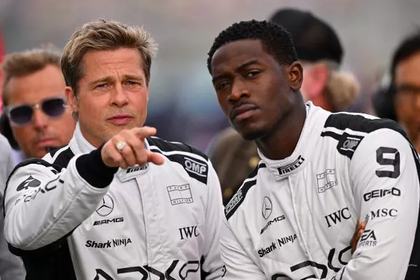 Brad Pitt y Damson Idris durante el rodaje de 'F1'. Dan Mullan/Getty Images