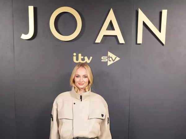 Sophie Turner interpreta a una ladrona de la vida real en 'Joan'.