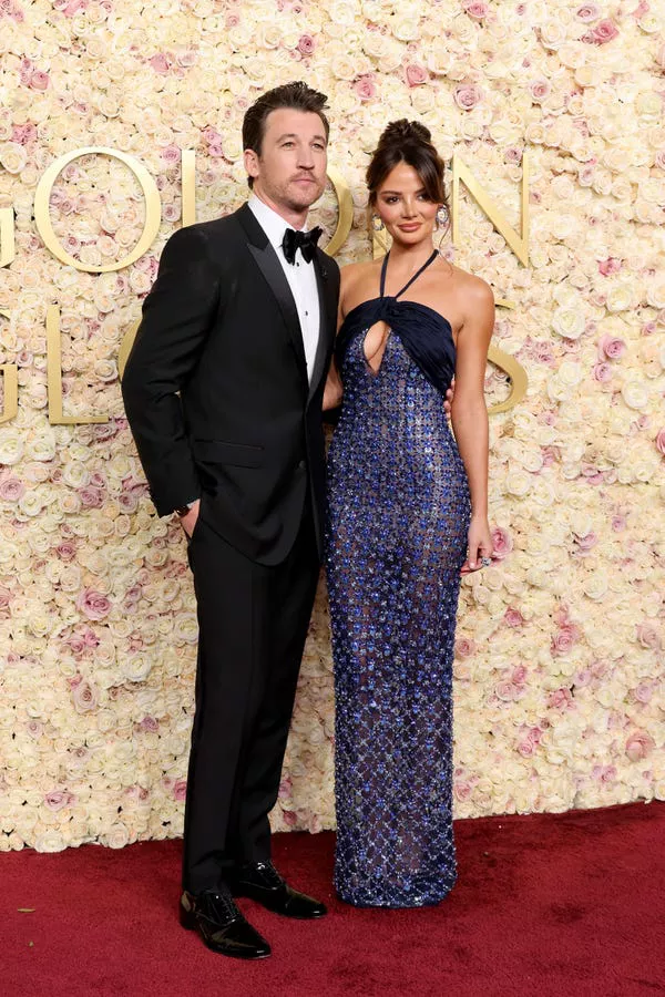 Miles Teller y Keleigh Sperry Teller asisten a los Golden Globes 2025