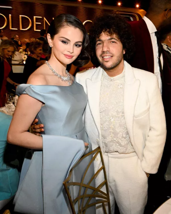 Selena Gomez y Benny Blanco asisten a los Golden Globes 2025