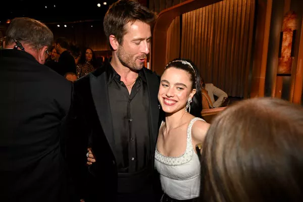 Glen Powell y Margaret Qualley en los Golden Globes 2025