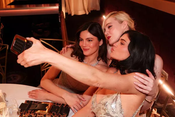 Monica Barbaro, Elle Fanning y Kylie Jenner en los Golden Globes 2025