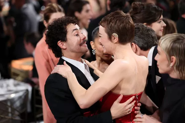 Ramy Youssef y Emma Stone en los Golden Globes 2025