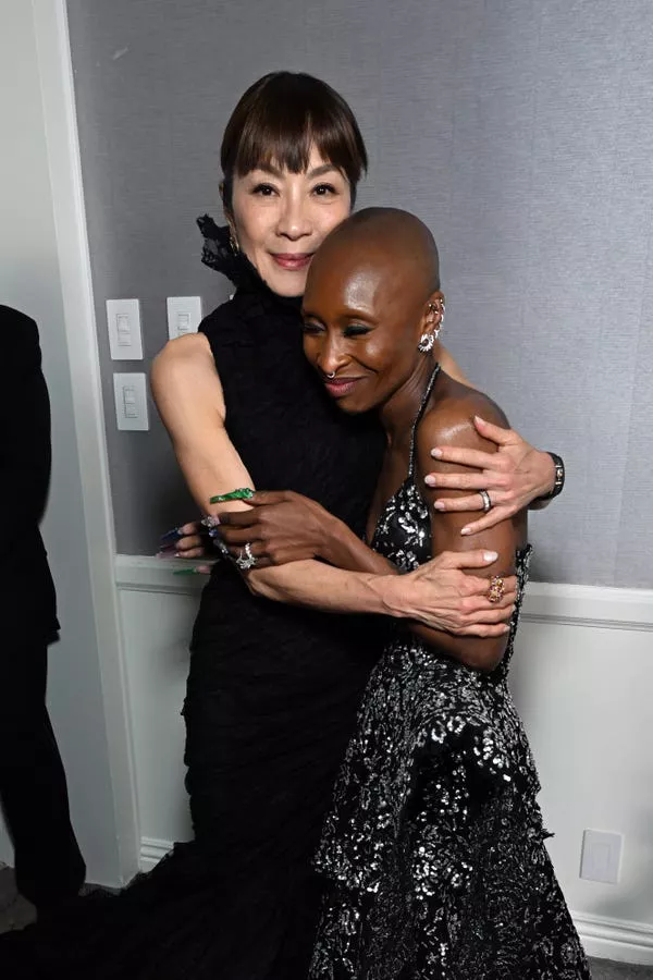 Michelle Yeoh y Cynthia Erivo en los Golden Globes 2025