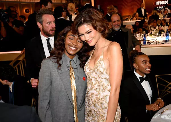 Ayo Edebiri y Zendaya en los Golden Globes 2025