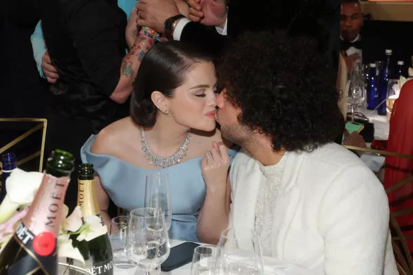 Selena Gomez y Benny Blanco en los Golden Globes 2025