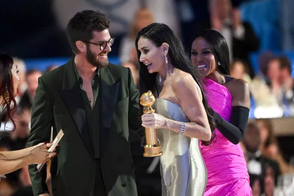 Andrew Garfield, Demi Moore y Kerry Washington en los Golden Globes 2025