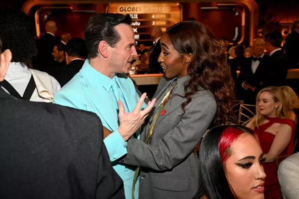 Andrew Scott y Ayo Edebiri en los Golden Globes 2025