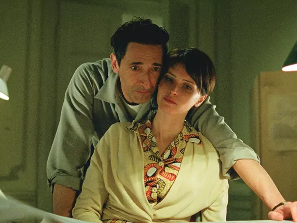 Adrien Brody y Felicity Jones en 'The Brutalist.'