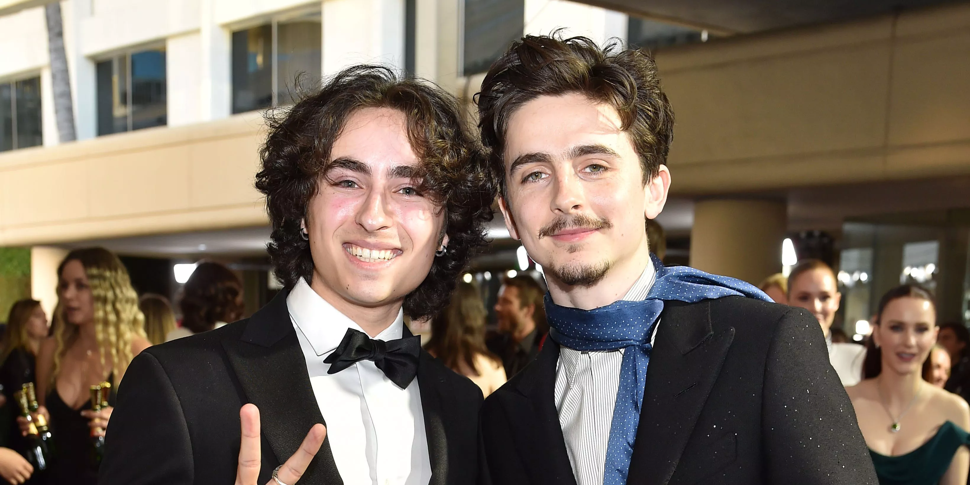 Timothée Chalamet y Glen Powell llevaron a sus dobles a los Globos de Oro. Los fans esperan que sea el fin de los concursos de dobles.