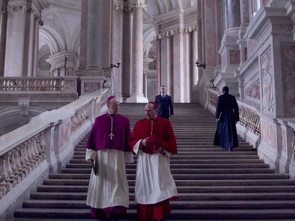 Brían F. O'Byrne y Ralph Fiennes en 'Conclave'.