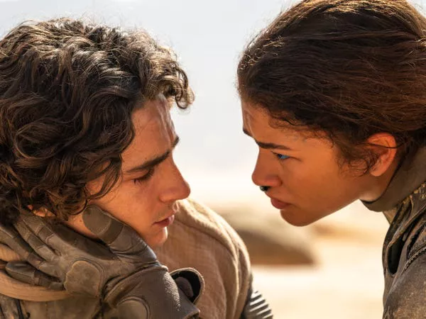 Timothée Chalamet como Paul Atreides y Zendaya como Chani en 'Dune: Part Two'.