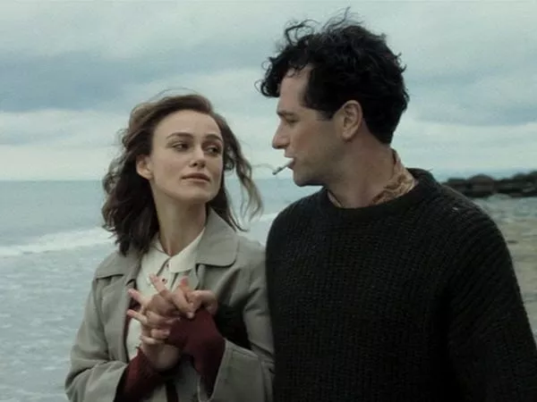 Keira Knightly y Matthew Rhys en 'El borde del amor'.