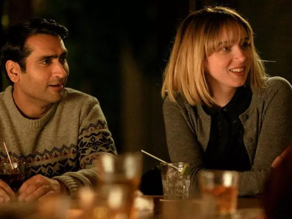 Kumail Nanjiani y Zoe Kazan en 'The Big Sick'.