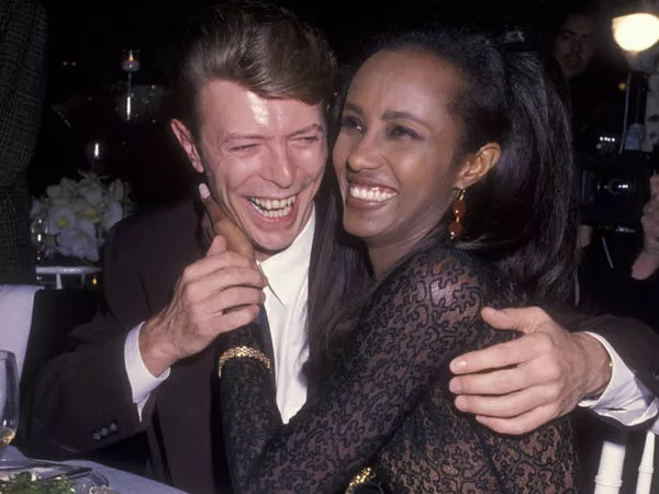 David Bowie y la modelo Iman en 1990