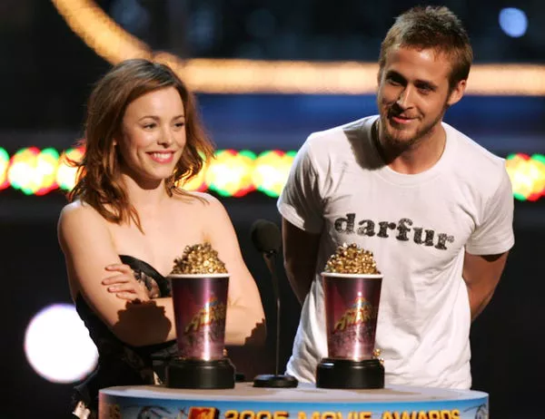 Rachel McAdams y Ryan Gosling en los MTV Movie Awards 2005.