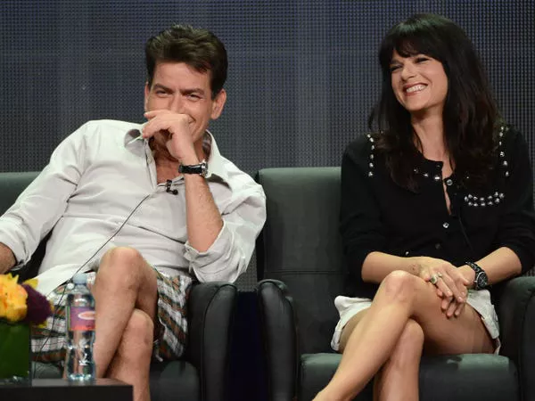 Charlie Sheen y Selma Blair en el panel de 'Anger Management' durante el TCA Tour de verano 2012.