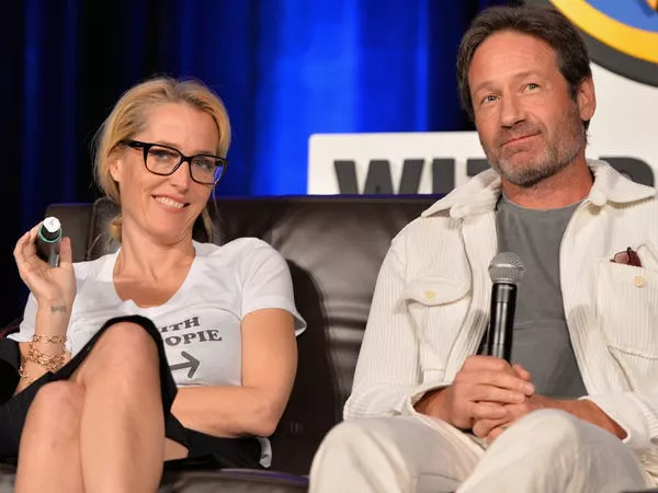 Gillian Anderson y David Duchovny en la Comic Con de Wizard World 2016.