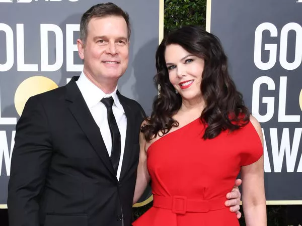 Peter Krause y Lauren Graham asisten a los 77th Annual Golden Globe Awards en 2020.