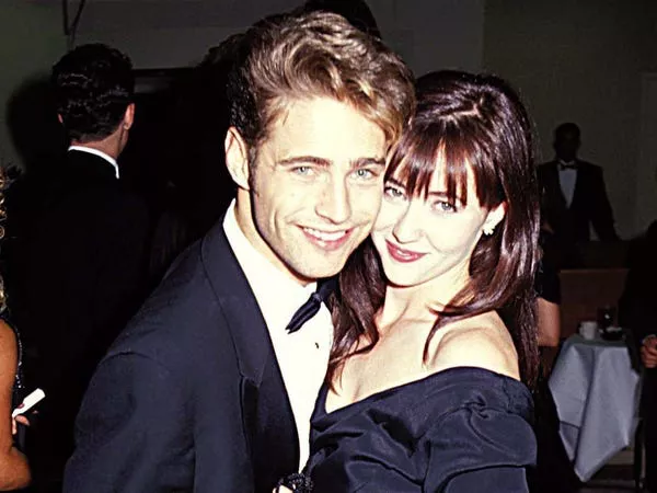 Jason Priestley y Shannen Doherty en los 1991 Emmy Awards.