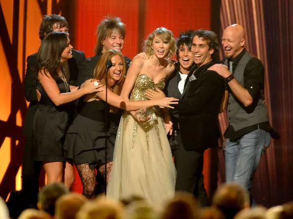 Taylor Swift aceptó el premio a la Artista del Año en el escenario durante los 43ª CMA Awards.