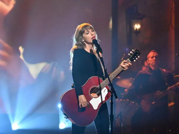 Taylor Swift actuó con 'All Too Well (10 Minute Version)' en Saturday Night Live.