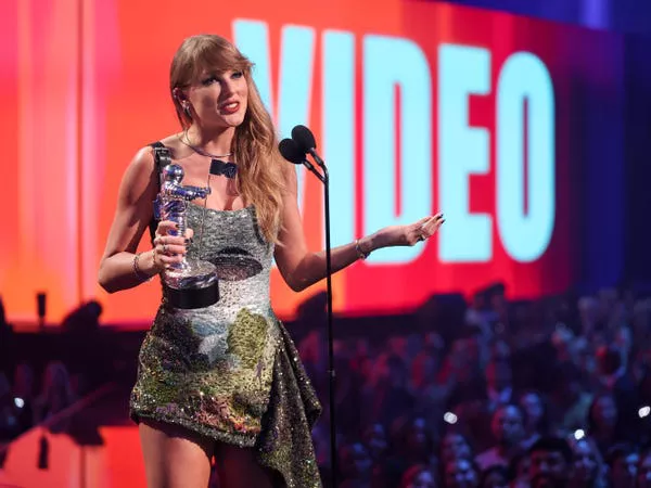 Taylor Swift aceptó el premio a video del año en los VMAs 2024.